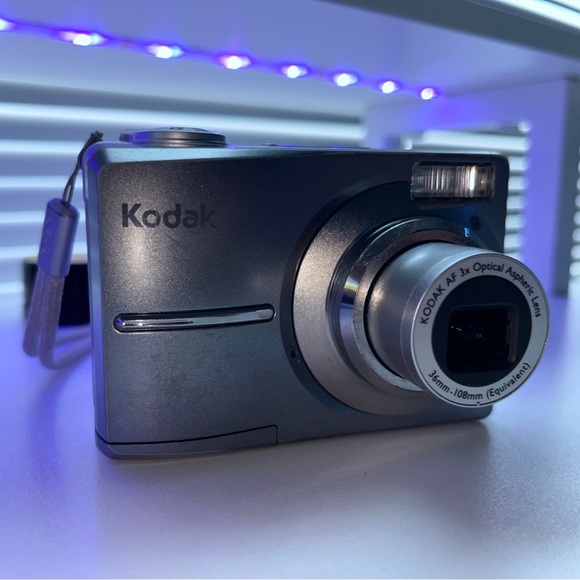 Kodak Easyshare C813 8.2 MP Digital Camera 3x Optical Zoom - Picture 3 of 5